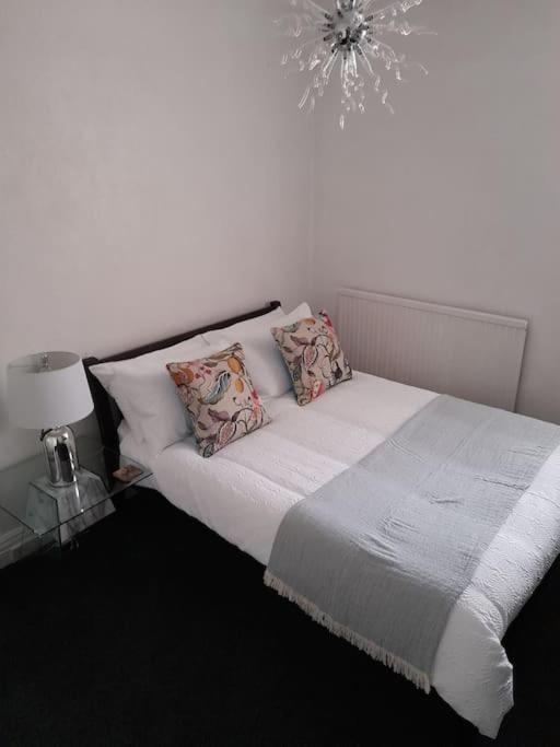 Fabulous Terrace Cottage Блекпул Екстериор снимка